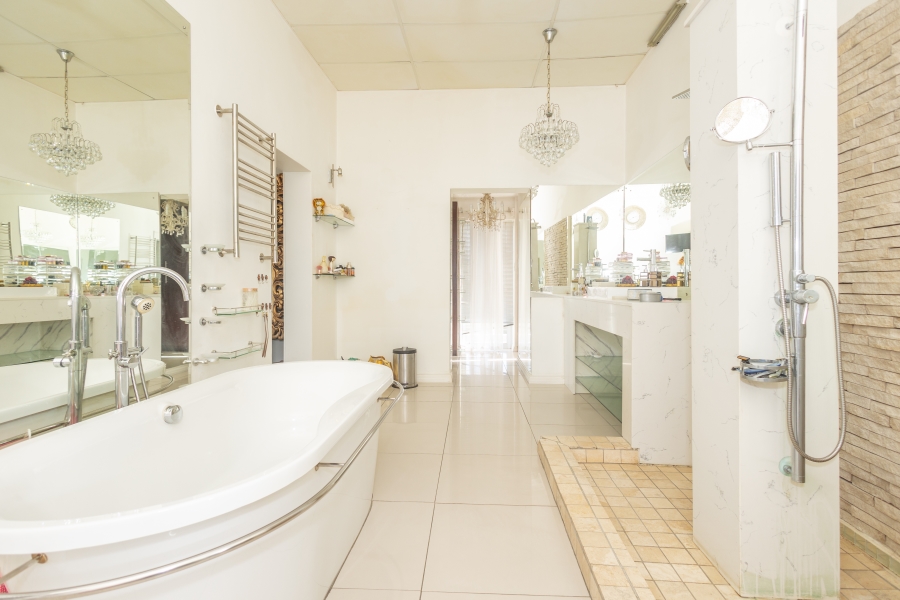 6 Bedroom Property for Sale in Fairway Heights Western Cape